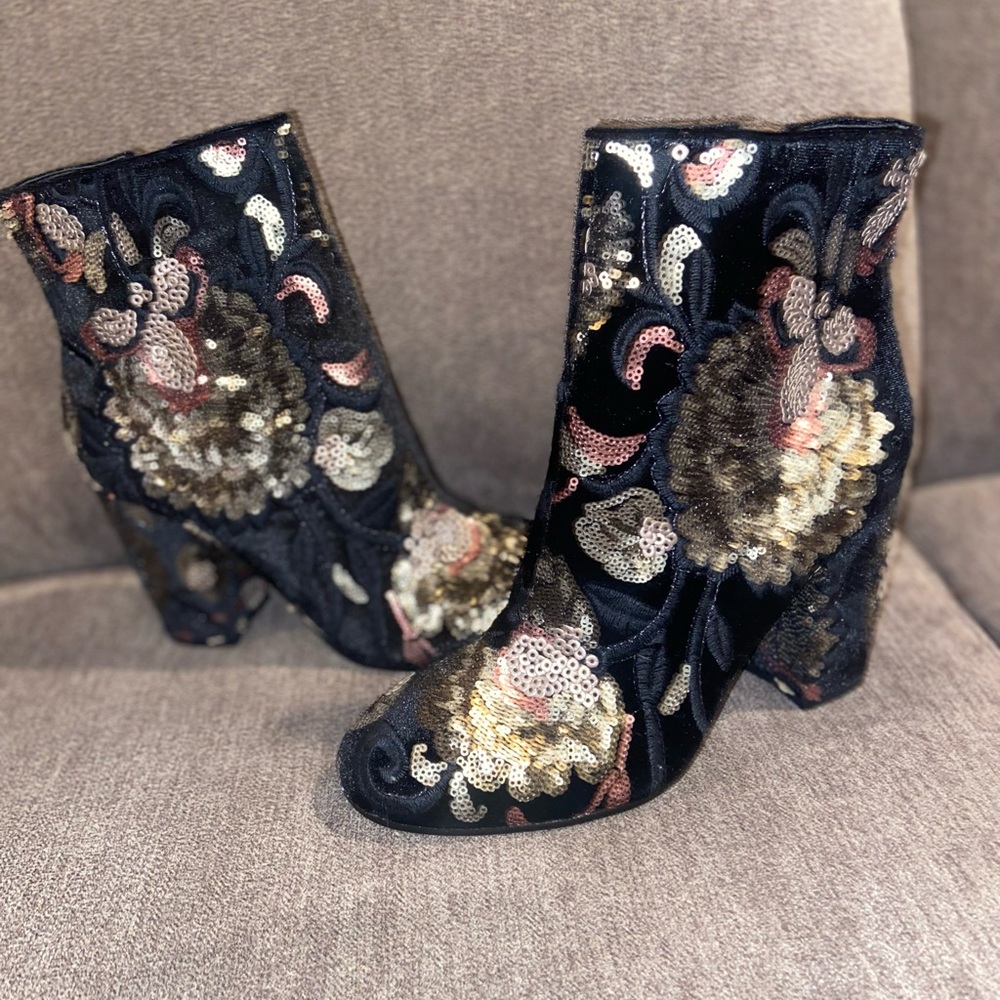 Aldo “Fiery” Sequin Embellished Ankle Boots Sz 9